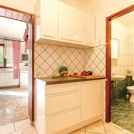 2 Bedroom Gorgeous Apartment In Pula *