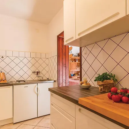 2 Bedroom Gorgeous Apartment In Pula Lägenhet