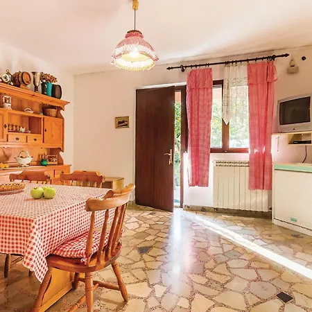 아파트 2 Bedroom Lovely In 풀라