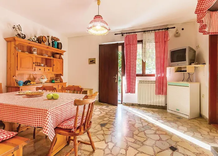Apartment 2 Bedroom Lovely In Pula